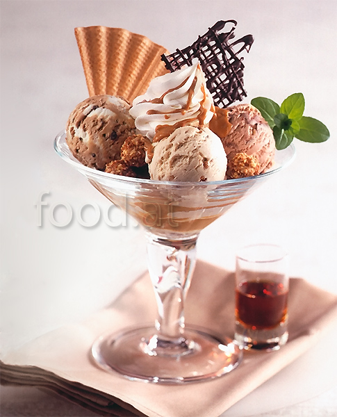 011_e_nussbecher